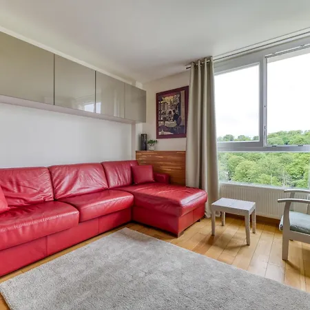 Cosy Et Lumineux Sur Verdure *